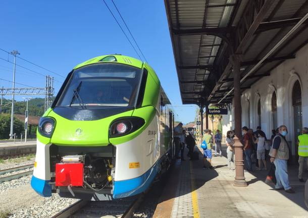 Sale su un treno “armato” con cocci di bottiglia, poi lo prende a sassate: far west a Carnate
