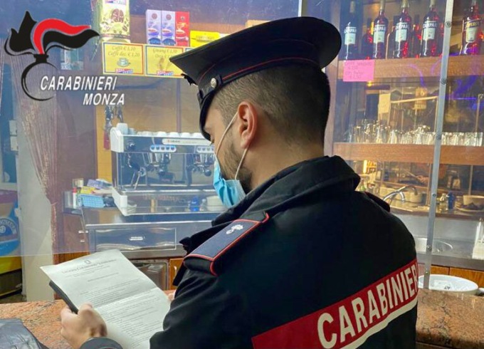 Vuole un gin ma non ha il green-pass: giovanissima mette a soqquadro il locale e aggredisce infermieri e militari
