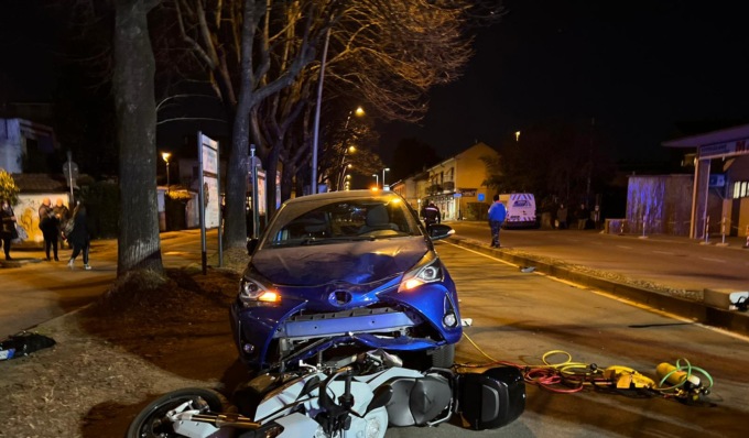 Con l’auto distrugge le vetture in sosta e travolge un motociclista