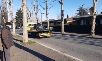 Schianto all'incrocio a Brugherio: motociclista e automobilista in ospedale