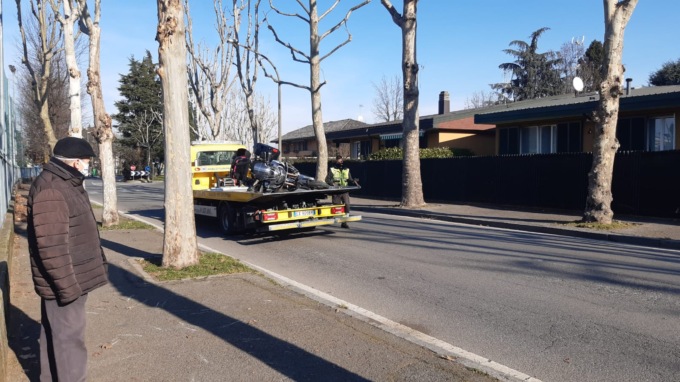 Schianto all’incrocio a Brugherio: motociclista e automobilista in ospedale