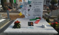 Farfalle e tricolore sul monumento per Attanasio