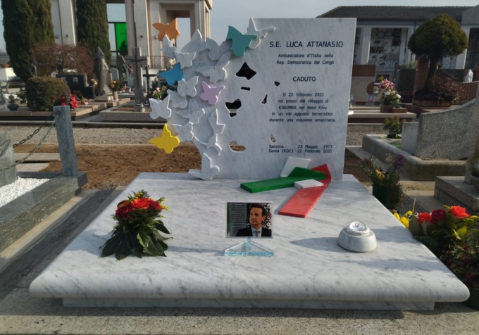 Farfalle e tricolore sul monumento per Attanasio