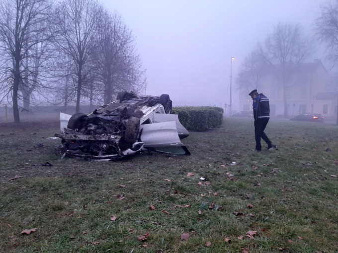 Ribaltamento all’alba a Monza: due giovani gravissimi in ospedale