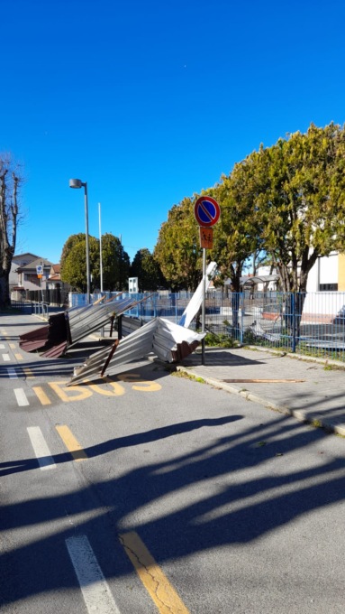 Forte vento, a Varedo “vola” la copertura della scuola
