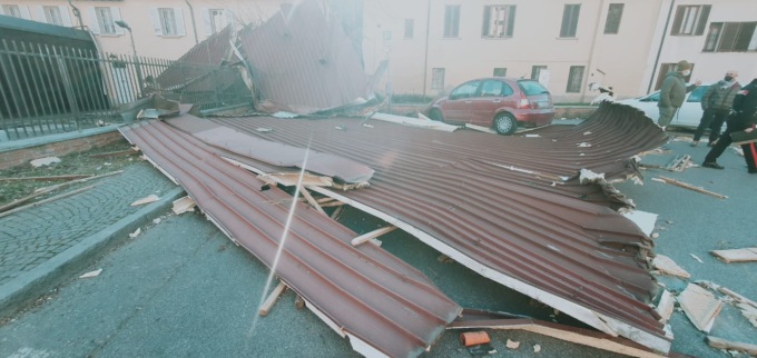 Tetto scoperchiato a Concorezzo, strada chiusa al traffico