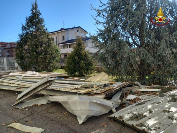 Mattinata difficile per i Vigili del fuoco: oltre 50 interventi in poche ore per il vento forte