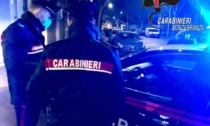 Rischia la vita tentando di ingoiare le dosi di cocaina che stava spacciando, salvato (e arrestato) dai Carabinieri
