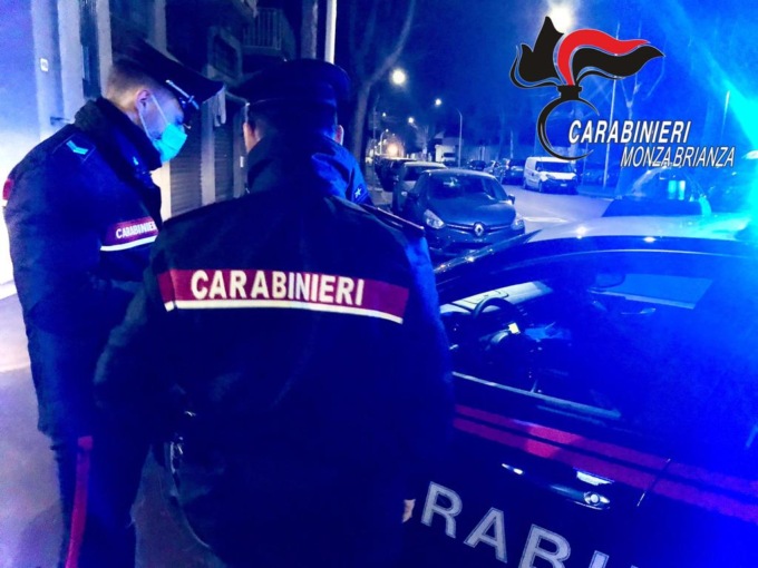 Rischia la vita tentando di ingoiare le dosi di cocaina che stava spacciando, salvato (e arrestato) dai Carabinieri