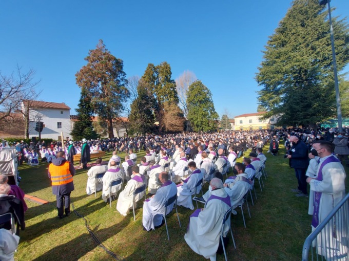 Oltre mille persone per l’ultimo saluto a don Simone