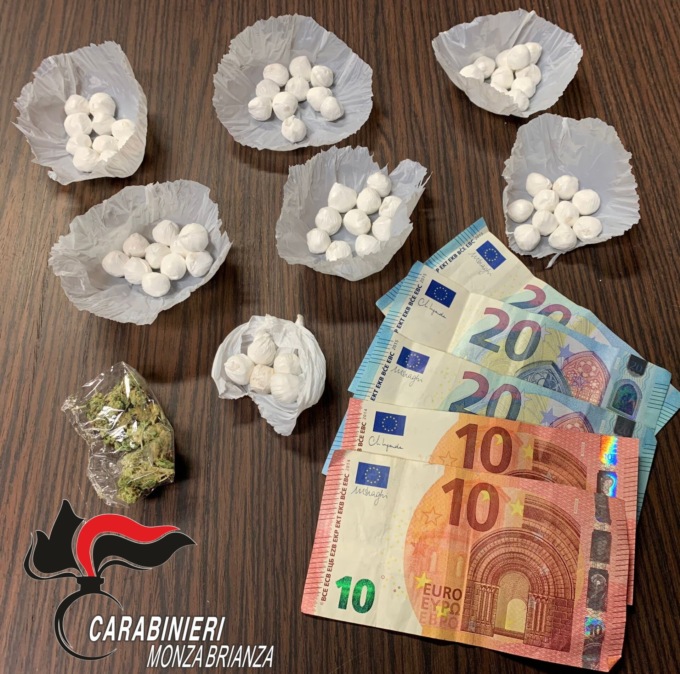 Dormiva su un materasso pieno di droga, arrestato