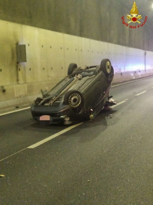 Ribaltamento nella notte in Statale 36