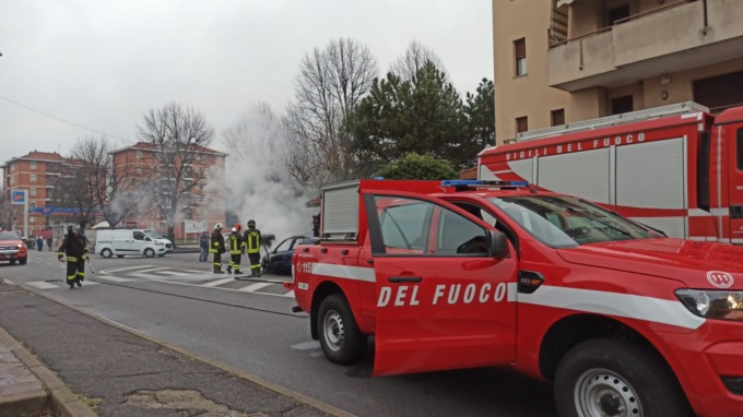 Auto divorata dalle fiamme, miracolato il conducente