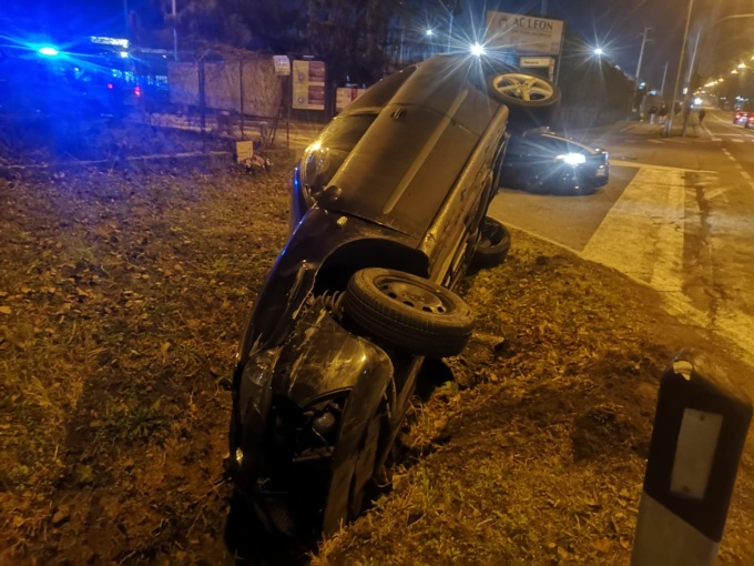 Sfreccia a tutta velocità sulla Provinciale, poi si ribalta nel fosso: paura per un 22enne