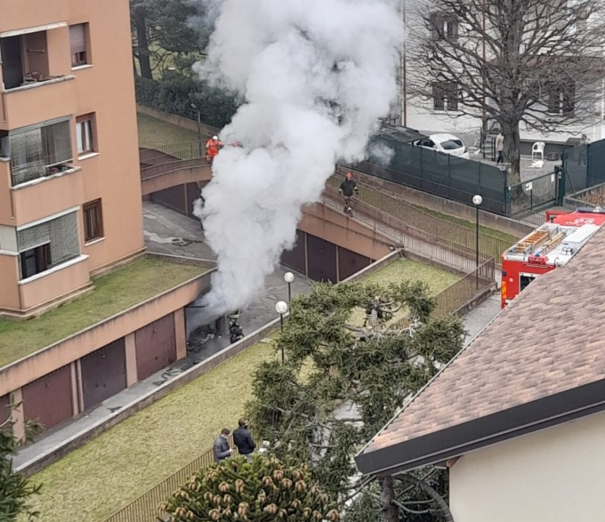 Fiamme in un box, maxi mobilitazione a Sovico. Evacuato temporaneamente lo stabile