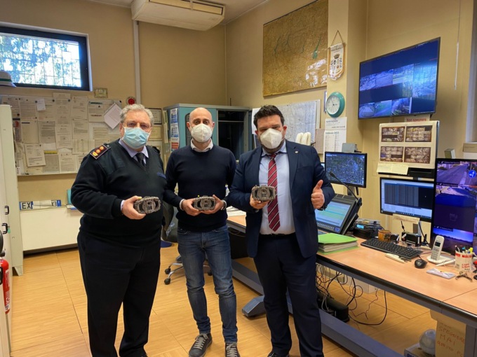 Dieci nuove fototrappole per incastrare i furbetti dei rifiuti