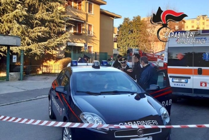 In preda al panico si barrica sul balcone: la salvano i Carabinieri