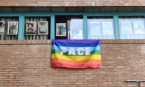Una bandiera della Pace appesa alla finestra del Municipio per dire NO alla guerra