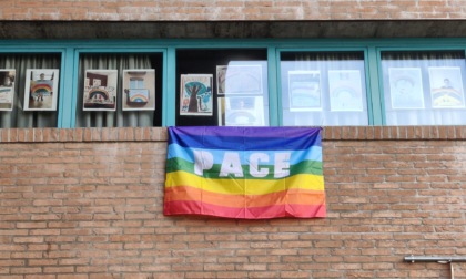 Una bandiera della Pace appesa alla finestra del Municipio per dire NO alla guerra