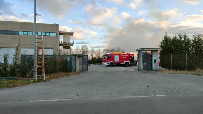 Sterpaglie in fiamme, incendio alimentato dal forte vento