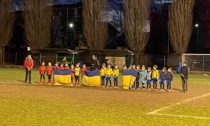 Le bandiere dell'Ucraina in campo con i calciatori Under 9