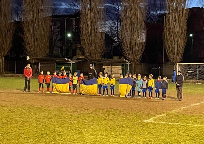 Le bandiere dell’Ucraina in campo con i calciatori Under 9