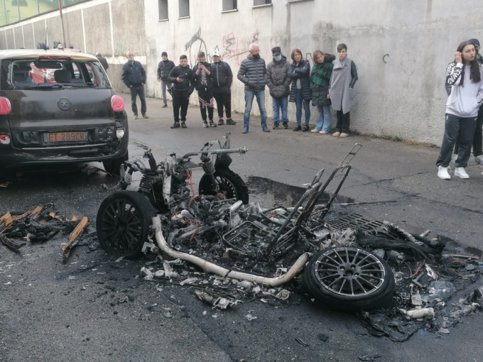 Minicar distrutta dalle fiamme, salve mamma e figlia