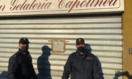Pestaggi e vetrina in frantumi: locale chiuso per 20 giorni
