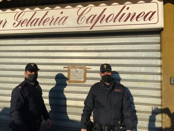 Pestaggi e vetrina in frantumi: locale chiuso per 20 giorni