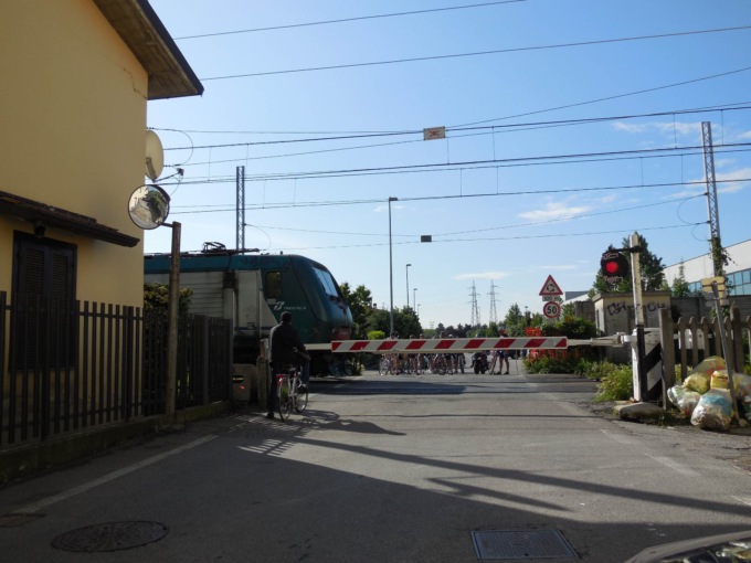 Il passaggio a livello chiuderà, allo studio un sottopasso per le auto