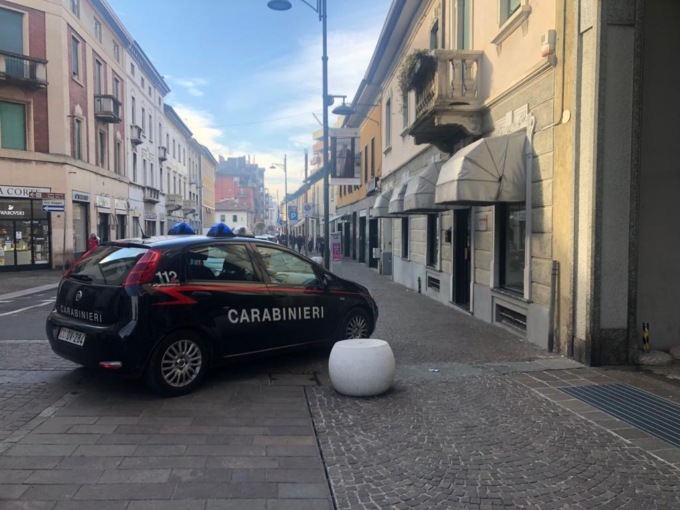 Con un punteruolo semina il panico in centro