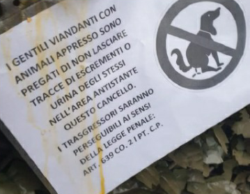 Chiede di raccogliere i bisognini dei cani ma gli lanciano le uova dentro al cancello
