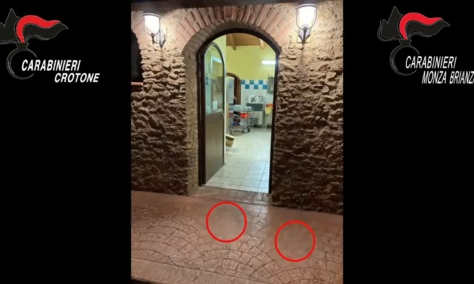 Il servizio al ristorante è troppo lento, accoltellano il cameriere. Arrestati per tentato omicidio