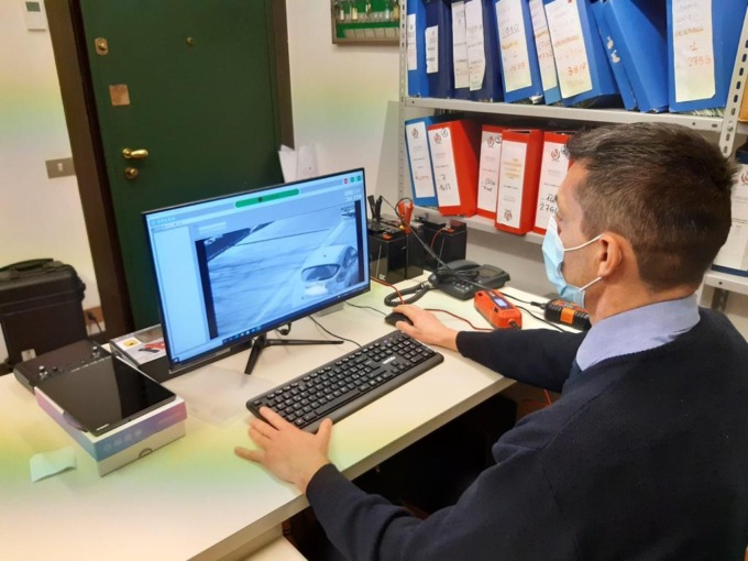 Abbatte un palo con l’auto e non si ferma. Rintracciato grazie alle telecamere è stato sanzionato