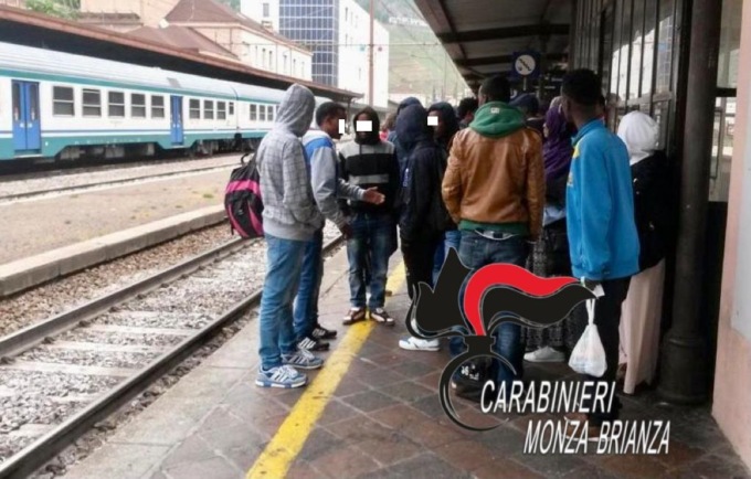 Controlli nelle stazioni ferroviarie: tra le 150 persone identificate anche un clandestino. Trovato stupefacente
