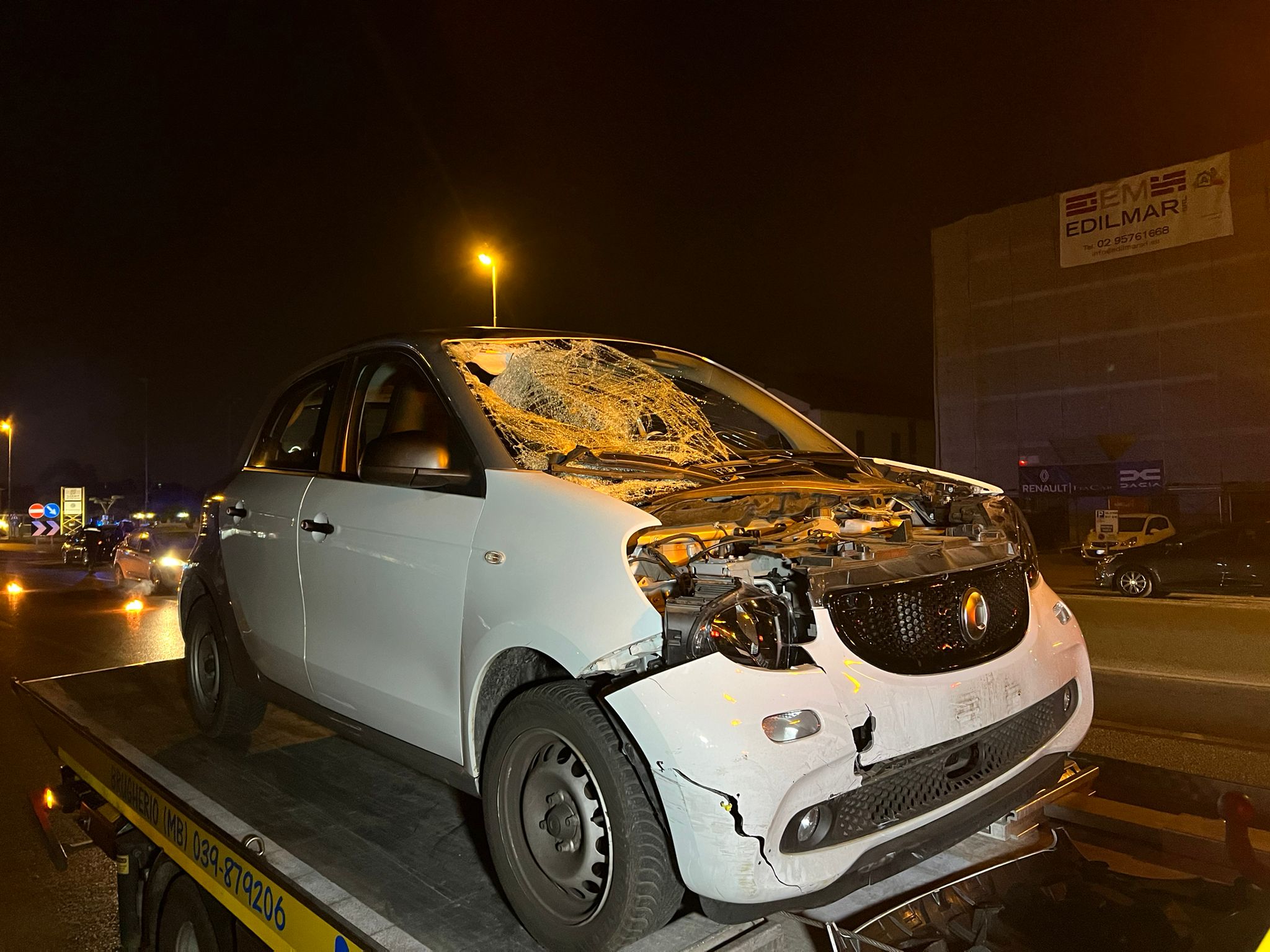 Monza incidente investimento pedone auto distrutta