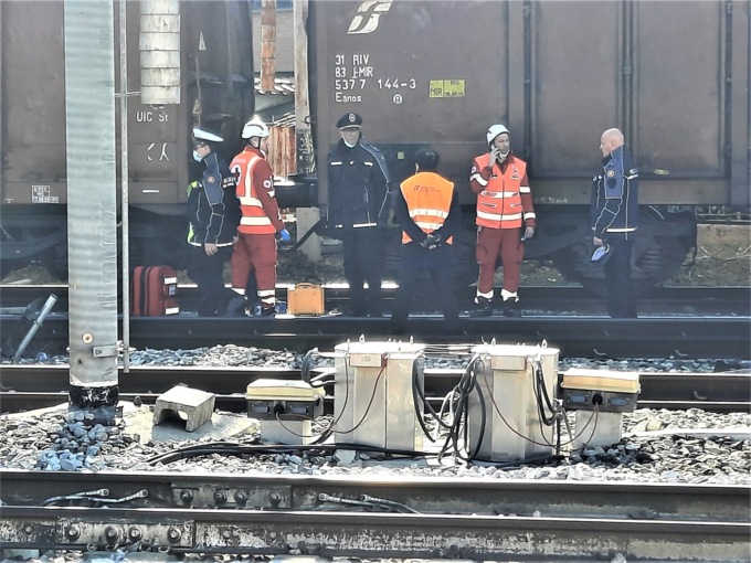 Treno merci urta la barriera, vagoni finiscono fuori dai binari. Circolazione bloccata a Seregno