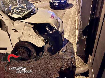 Ubriaco con il furgone si schianta contro un cancello