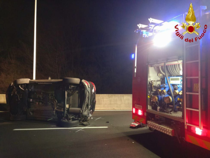 Auto si ribalta sulla Milano-Meda, intervengono i Vigili del Fuoco