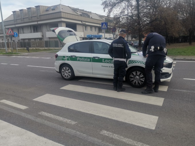 Travolta sulle strisce all’uscita da scuola: paura per una 18enne