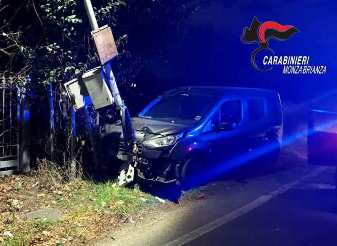 Furgone abbatte il lampione, il conducente era ubriaco