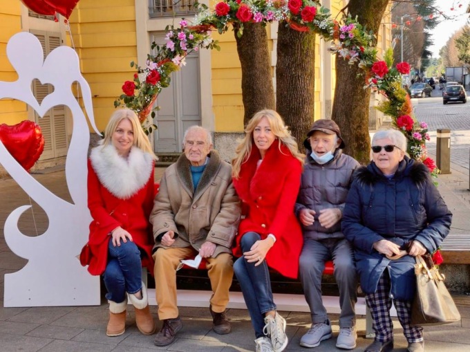 A Lentate palloncini a forma di cuore e la panchina di San Valentino