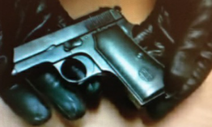 Lite in strada per un sorpasso, estrae la pistola: agente della Locale denunciato per minaccia