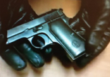 Lite in strada per un sorpasso, estrae la pistola: agente della Locale denunciato per minaccia