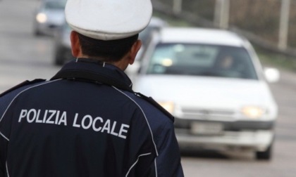 Pedina i vigili al grido di "Dittatura sanitaria", poi ne investe uno