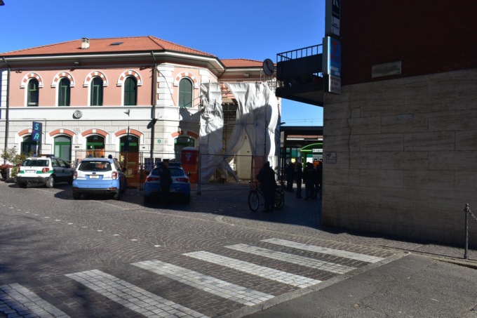 Controlli della Polizia: nei guai un 17enne col coltello a serramanico e una coetanea con hashish