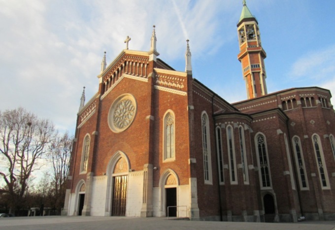 Ladri in chiesa rubano i calici liturgici