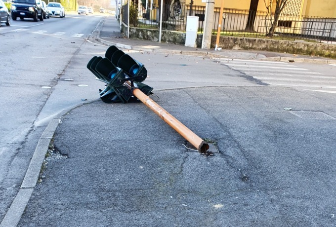 Per il vento a Meda cade un semaforo