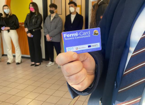 Per gli studenti arriva la Fermi Card: una tessera sconto da usare nei negozi in città