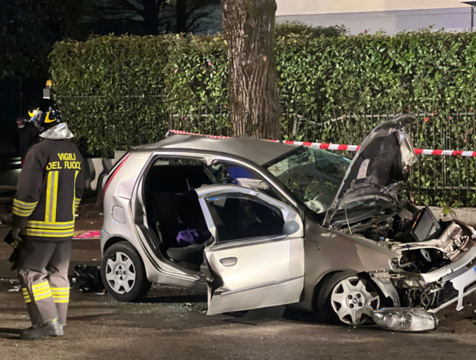 Si schiantano in auto contro un palo della luce e poi contro un albero, giovane in gravissime condizioni
